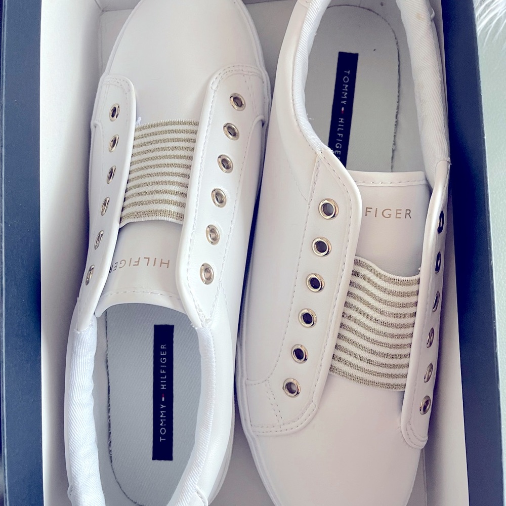 Casual white shoes with gold detail